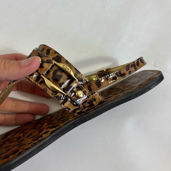 Michael Kors leopard print thong sandals with gold-tone hardware - Picture 6 of 7